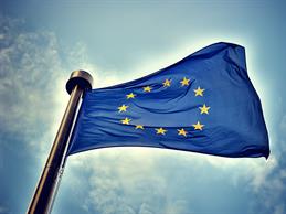 EU-Flagge mit Himmel im Hintergrund