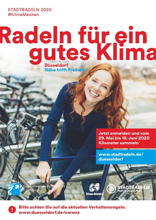 Plakat der Aktion Stadtradeln der Stadt Düsseldorf. Man sieht eine Frau, die an ihrem Fahrrad steht.