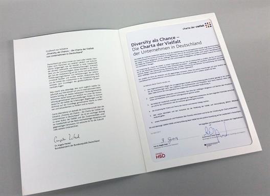 Unterzeichnete Urkunde der Charta der Vielfalt 