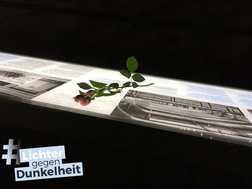 Auch der Erinnerungsort Alter Schlachthof und die Mahn- und Gedenkstätte Düsseldorf nahmen wieder an der Aktion #LichtergegenDunkelheit teil. Die Webseite www.lichter-gegen-dunkelheit.de bietet die Möglichkeit, ein gemeinsames Zeichen in den öffentlichen Raum zu geben. 
