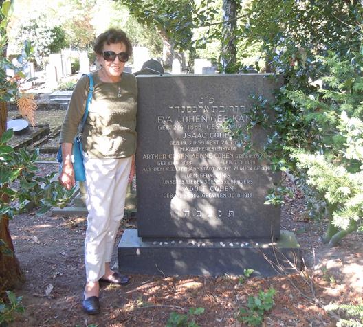 Margot am Grab ihrer Großmutter Eva – auf dem Grabstein wird auch an die ermordeten Familienmitglieder erinnert.