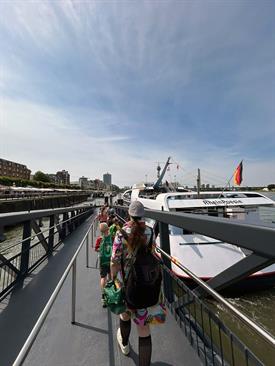 Zum Abschluss der Woche fand bei bestem Wetter eine Hafenrundfahrt durch den Düsseldorfer Hafen statt.