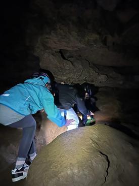 Einen besonderen Höhepunkt war eine Erlebnistour durch die Klutherthöhle, in Ennepetal. Durch enge Felsspalten und flache Gänge wurde die Höhle teils krabbelnd entdeckt, wobei Kleidung und Schuhe auch vor Wasserpfützen nicht verschont blieben.