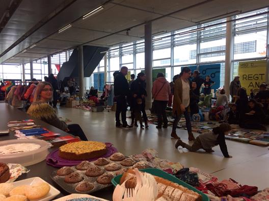 Das Bild zeigt die Stände und Personen auf einem Kinderflohmarkt am Campus Derendorf der Hochschule Düsseldorf
