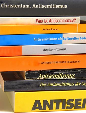 Buchstapel mit verschiedenen Büchern zu Antisemitismus