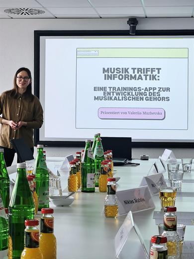 Valeriia Muzhesvska, Deutschlandstipendiat*in der HSD, referierte über ihre selbstentwickelte Trainings-App zur Entwicklung des musikalischen Gehörs. 