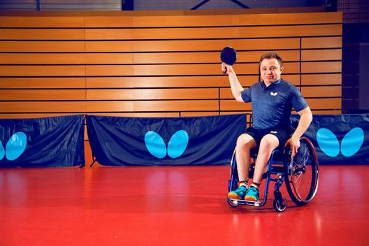 Valentin Baus, Tischtennis-Paralympicssieger und Student der Hochschule Düsseldorf, zählt zu den Top 5 der studierenden Spitzensportler:innen, die zur Wahl „Sport-Stipendiat:in des Jahres“ stehen.