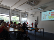  
 
Dieses Bild zeigt die Auszubildenden der Hochschule Düsseldorf bei einem Seminar zum Thema Arbeitssicherheit, Gesundheits- und Umweltschutz. 