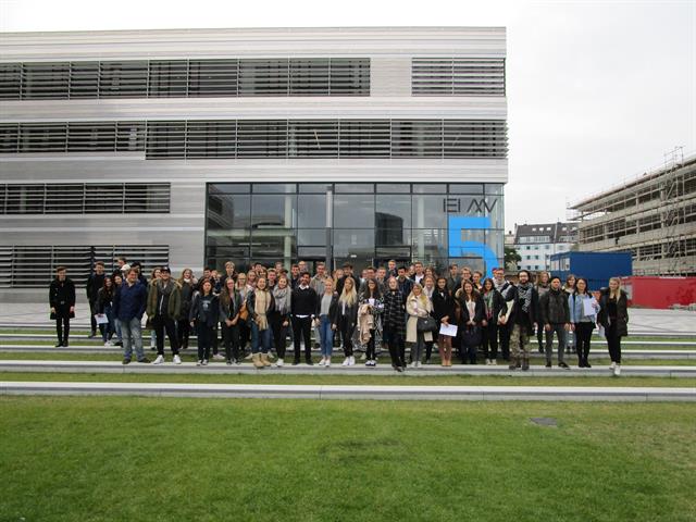 Teilnehmer des Schnupperstudiums 2016 vor Hochschulgebäude