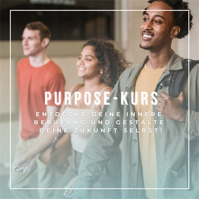 Foto dreier lächelnder Menschen. Davor ist der Schriftzug eingeblendet: Purpose-Kurs. Entdecke deine innere Berufung und gestalte deine Zukunft selbst!