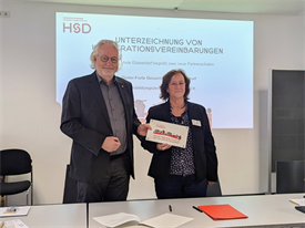 Prof. Dr. Edeltraud Vomberg, Präsidentin der Hochschule Düsseldorf, mit Schulleitung einer Partnerschule